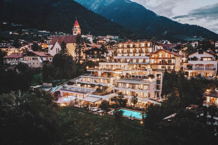 Panoramahotel Am Sonnenhang 4*S di Tirolo