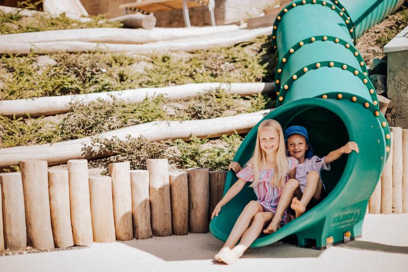 Parco giochi all'aperto con scivolo a tubo