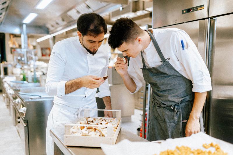 Thomas Kostner con il suo team di cucina