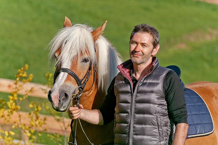 Stefan Zagler con i suoi cavalli avelignesi al Köfele, il piccolo maso con maneggio