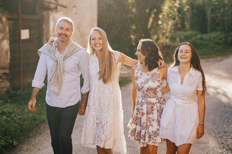 STEFAN UND ANNEMARIE MIT SARAH & ANNA