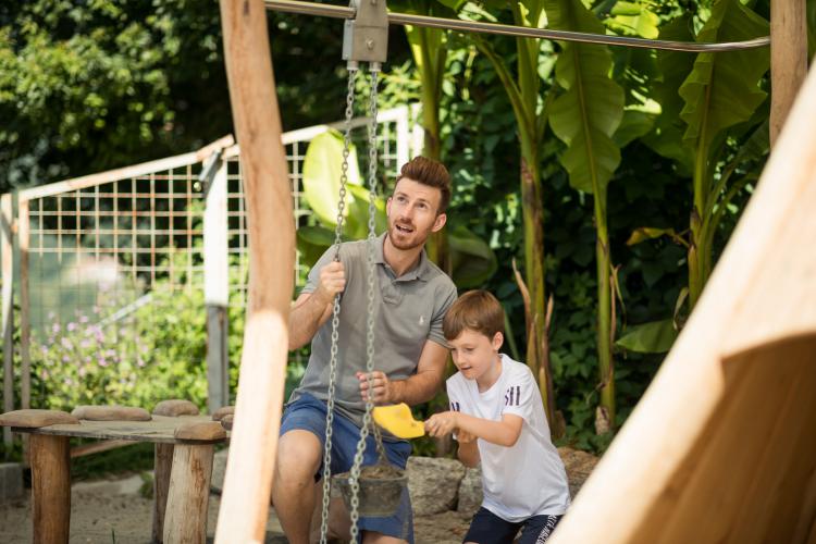 Parco giochi con sabbia e tenda da sole