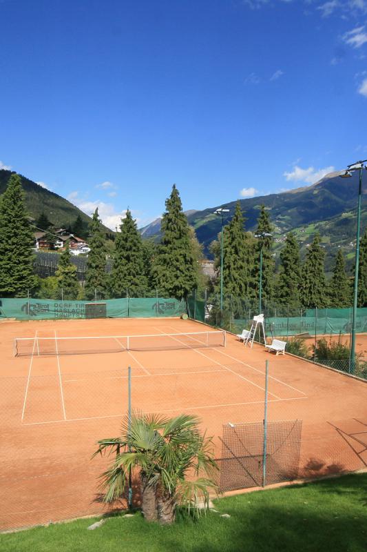 TENNIS IN DORF TIROL