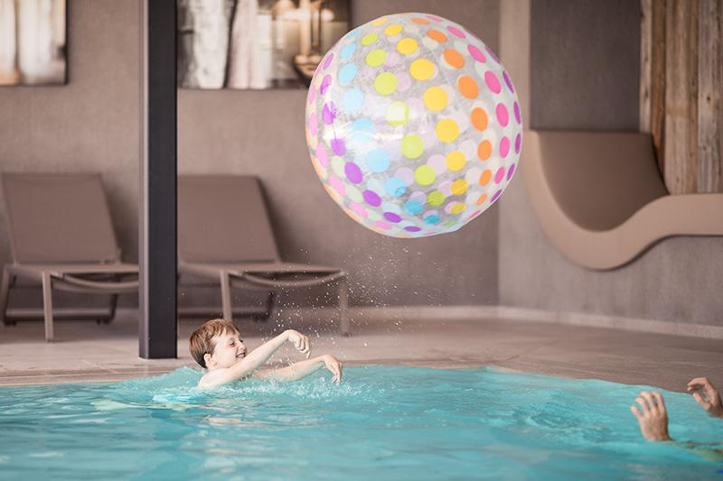 Wasserball spielen im Indoorpool