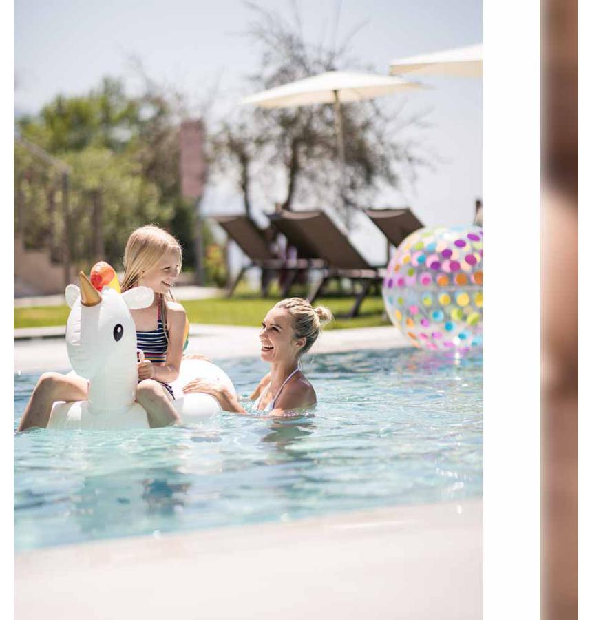 <a href="familienhotel-dorf-tirol.htm">ALLE ZUSAMMEN<br/> <font color="#d98c90">Mehr sehen »</font></a>