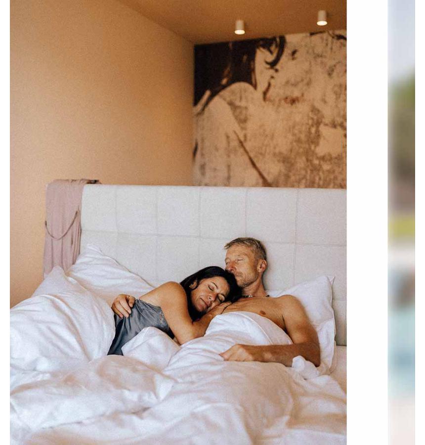<a href="paarurlaub-deluxe.htm">KUSCHELN<br/> <font color="#d98c90">Mehr sehen »</font></a>