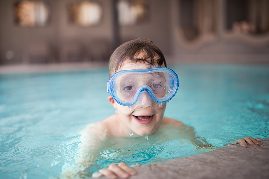 Junge mit Taucherbrille im Indoorpool